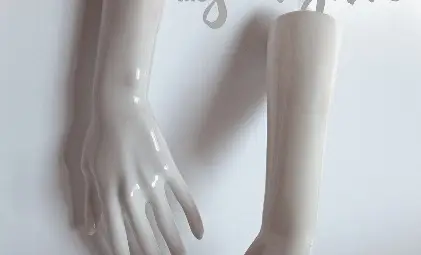 Плакатистката Люба Томова: Асоциално за социалното - защото стената не е само на улицата Плакатистката Люба Томова: Асоциално за социалното - защото стената не е само на улицата