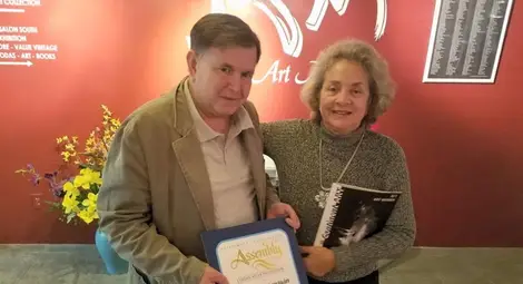 През юни тази година Горгонио Санхуан гостува в американския Латино Арт Мюзиъм, където му бе връчен сертификат.  Снимка: Фейсбук