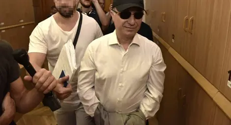 Груевски с белезници пред унгарски съд