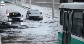 17 литра дъжд на квадрат за 30 минути блокира движението