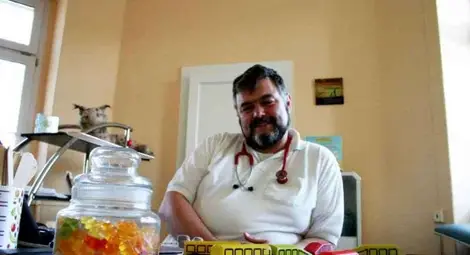 Русенският Д-р Х стана Der Gott in weiss