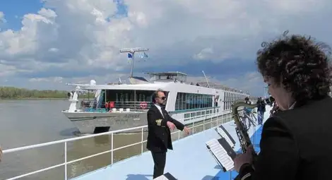 Концерт на понтона посрещна луксозния пасажер &bdquo;Ариана&ldquo;