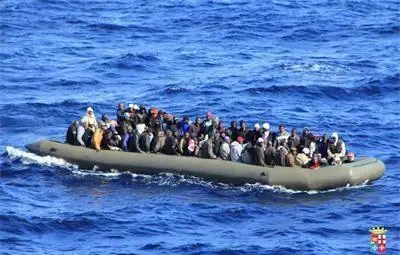 Кораб със 700 емигранти се преобърна край Лампедуза