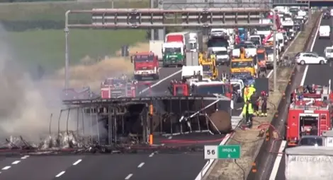 Катастрофа с наш тир блокира италианска магистрала (ВИДЕО)