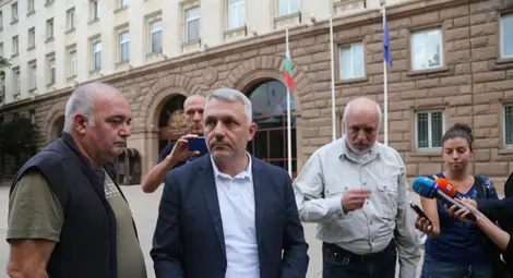 Отровното трио покани основните извънпарламентарни сили на среща за честността на вота