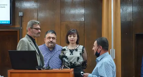 Нора Стоянова, Илиян Илиев и Юрий Георгиев полагат клетва като общински съветници.                            Снимки: Община Русе