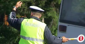 Неизвестен блъсна мъж на тротоар и избяга