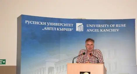 Изложба на ретро автомобили показва класически коли от различни епохи в Русенския универтитет