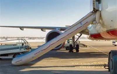 Пасажер опита да запали самолет по време на полет