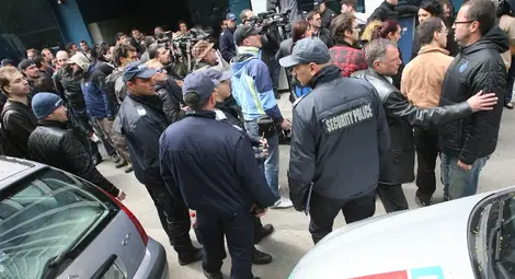 Хамали и костюмирани влязоха в сградата на TV 7