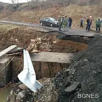 Издирват двамата съпрузи, паднали с джип в девинската река