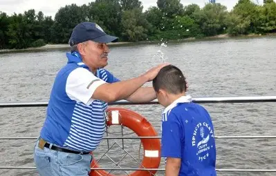 Капитана Теодор Пеев кръщава поредното малко вълче.