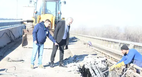 28 нови стоманобетонни панела са монтирани във втория ремонтиращ  се участък на Дунав мост при Русе