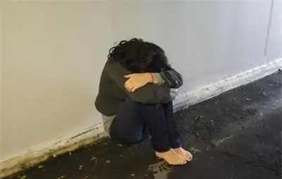 Пияни роми нападнаха и пребиха двойка по време на секс, единият блудствал с момичето Пияни роми нападнаха и пребиха двойка по време на секс, единият блудствал с момичето