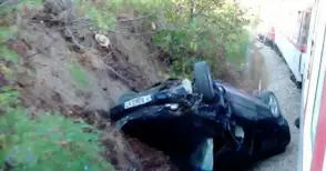 Влак едва не прегази преобърнал се заради висока скорост форд