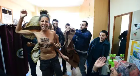 Активистки на Фемен на протест срещу Ердоган в Истанбул