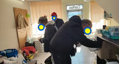 Украинци идват за помощи с благодарност към &bdquo;Каритас&ldquo; и дарителите, но се притесняват да показват лицата си. &bdquo;Утро&ldquo; уважава желанието им. 		             Снимка: &bdquo;Каритас&ldquo; Русе