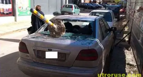 Потрошиха неправилно паркирана кола с железен кол