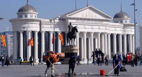 Македония спира антиквизацията, започва демонтаж на паметници
