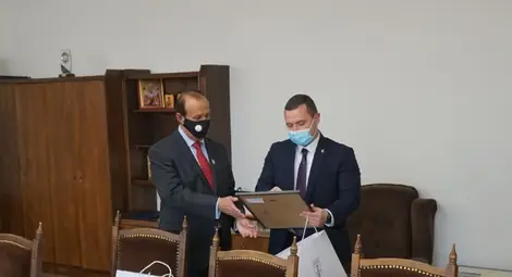 Кметът Пенчо Милков и дипломатът размениха протоколни подаръци. Снимка: Община Русе