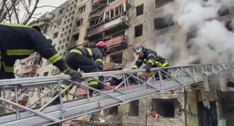 Още един жилищен блок в Киев е поразен от руска ракета, двама са загинали Още един жилищен блок в Киев е поразен от руска ракета, двама са загинали
