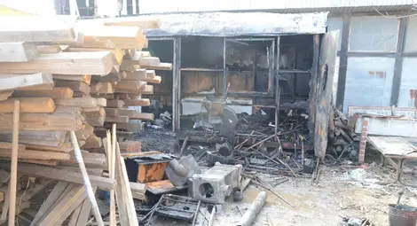 Кюмбе запали фургон в склад за дървени трупи