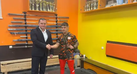 Пенчо Милков награди с почетен плакет вицешампиона от Европейското по щанги Дениз Данев