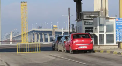 Фенове на ЦСКА блокират Дунав мост с искане за оставка на Боби Михайлов