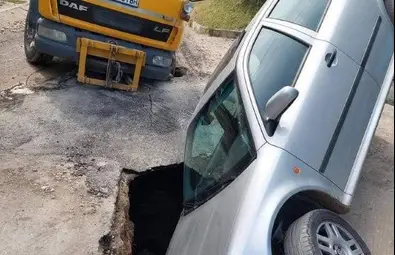 Камион и кола пропаднаха заради скъсана ВиК тръба в ремонтиран участък Камион и кола пропаднаха заради скъсана ВиК тръба в ремонтиран участък