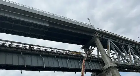 Продължава подмяната на пътни панели при основния ремонт на Дунав мост при Русе в 320-метровия участък в посока България Продължава подмяната на пътни панели при основния ремонт на Дунав мост при Русе в 320-метровия участък в посока България