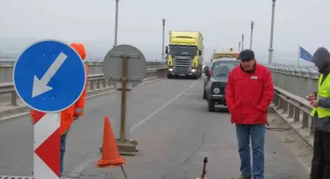 Експресно пуснаха тирове по едното платно на моста