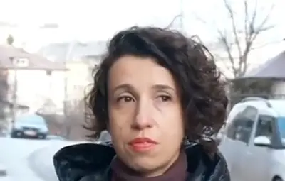 Според преподавателка младежи я изнудват, че е одраскала колата им