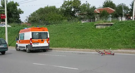 Велосипедист с травма на главата след падане по бул. &bdquo;Ботев&ldquo;