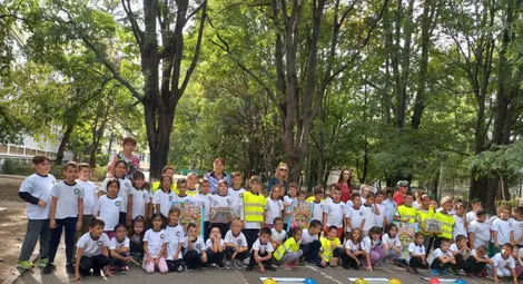 Пазим себе си и другите на пътя - състезание по пътна безопасност в русенското училище "Възраждане"