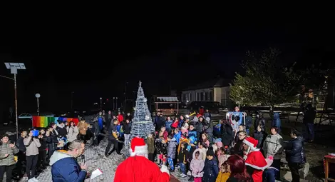 В Караманово посрещнаха Дядо Коледа и Снежанка