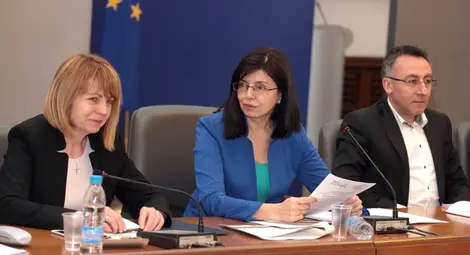 Предлагат чакални за родители в училищата