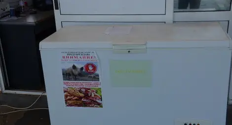 Фризер за конфискувано месо и табели за забранен внос има на Дунав мост