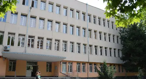 Варненска фирма ще плаща неустойка за калпав ремонт на Европейското училище
