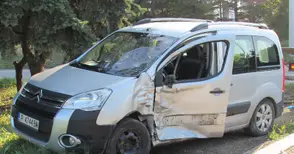 Автомобил се превърнал във фатална стена за моторист при обратен завой