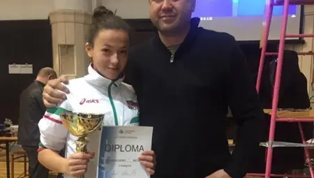 Със заря и мажоретки посрещнаха новата Мис България Сара Младенова в родния ѝ Шумен Със заря и мажоретки посрещнаха новата Мис България Сара Младенова в родния ѝ Шумен