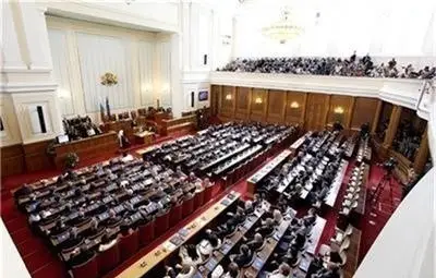 Парламентът заседава извънредно днес