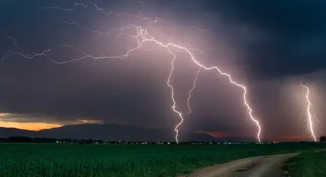 Опасни гръмотевични бури над страната