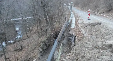 Пътят край Рилския манастир пропадна /галерия/ Пътят край Рилския манастир пропадна /галерия/
