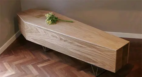 Баба се събуди в ковчега, погребалният агент припадна