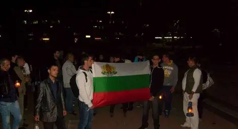 Хиляди обсадиха парламента