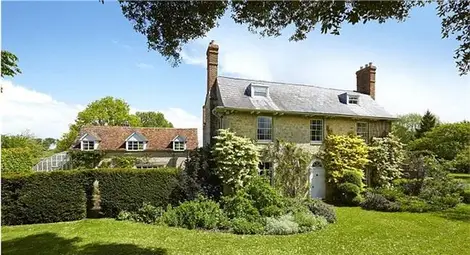 Мистър Бийн продава семеен дом заради скъп развод