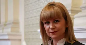 Ангелова: Бащите без брак трябва да декларират доходите си