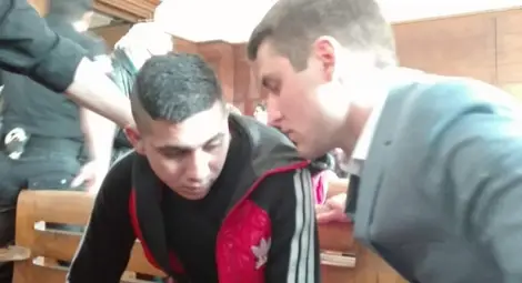 Служебният адвокат Иван Дойнов съветва клиента си. Снимки: Авторът