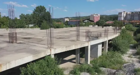 Милиони похарчени за спортна зала в Мездра, стигнала до кота нула Милиони похарчени за спортна зала в Мездра, стигнала до кота нула