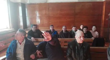 Единият от тримата обирджии скри лицето си от фотообектива на &bdquo;Утро&ldquo;.      				         Снимка:Авторът